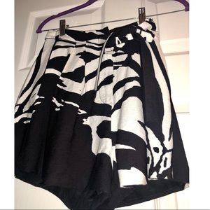 finders keepers black/white shorts